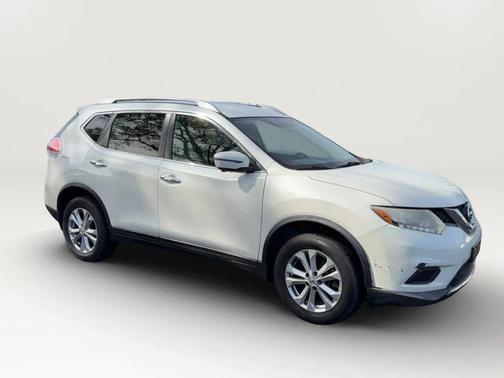 White 2016 Nissan Rogue SV