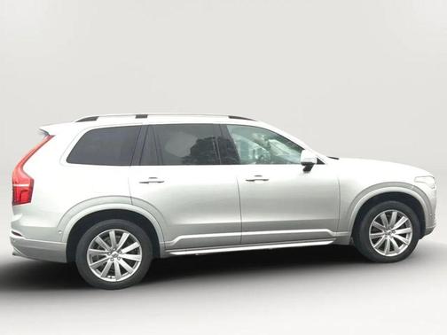 Bright Silver Metallic 2018 Volvo XC90 T5 Momentum