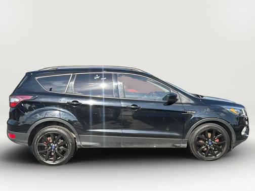 Black 2018 Ford Escape SE