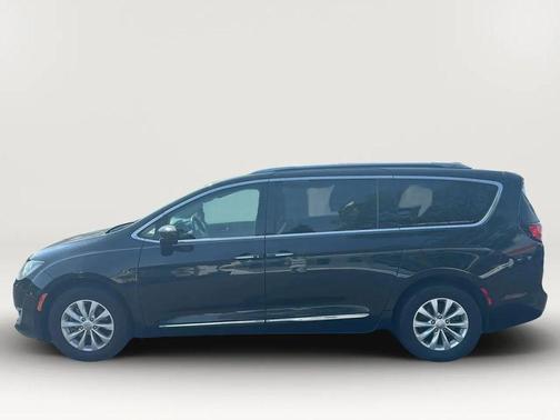 Brilliant Black Crystal Pearlcoat 2018 Chrysler Pacifica Touring-L