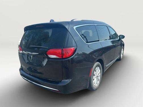 Brilliant Black Crystal Pearlcoat 2018 Chrysler Pacifica Touring-L