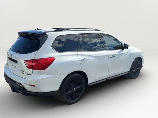 White 2018 Nissan Pathfinder SL