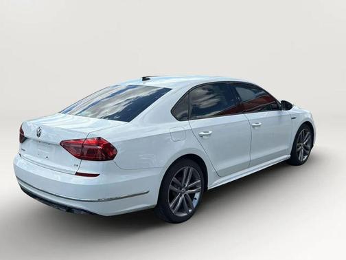 Pure White 2018 Volkswagen Passat 2.0T R-Line