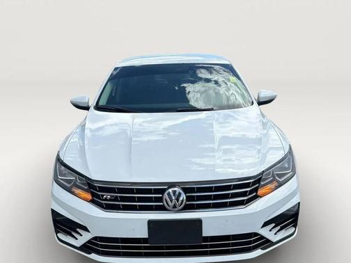 Pure White 2018 Volkswagen Passat 2.0T R-Line