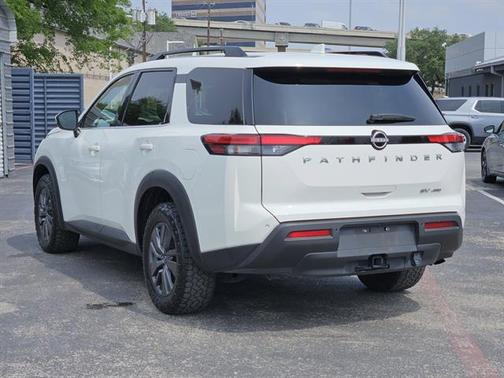2022 Nissan Pathfinder SV