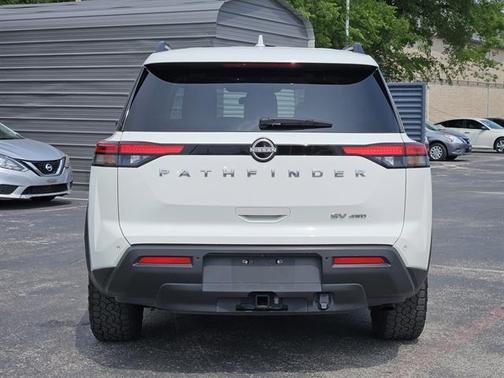 2022 Nissan Pathfinder SV