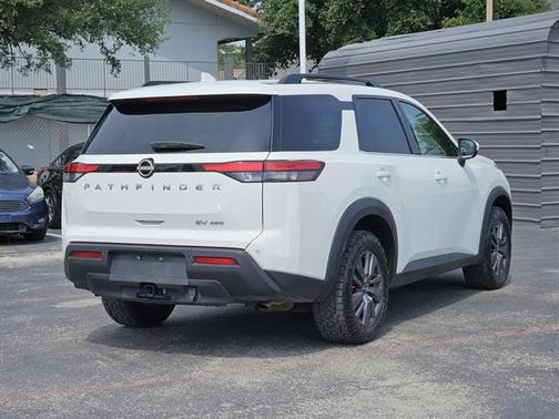 2022 Nissan Pathfinder SV