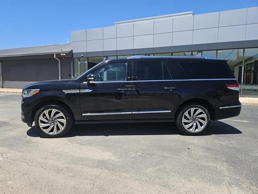 2023 Lincoln Navigator L Reserve