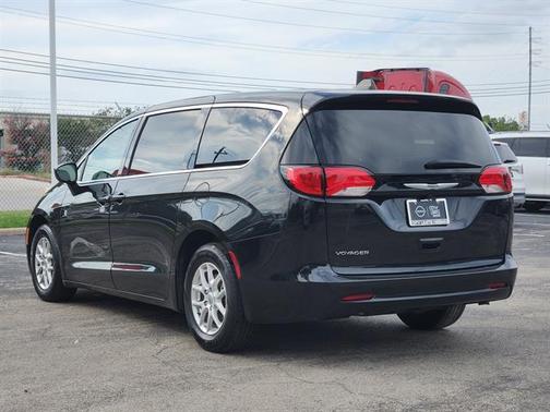 2022 Chrysler Voyager LX