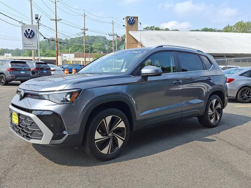 Platinum Gray Metallic 2025 Volkswagen Taos 1.5T SE