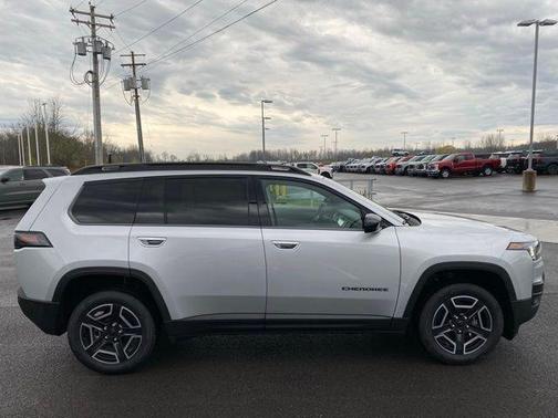 Silver Zynith Clearcoat 2026 Jeep Cherokee Laredo