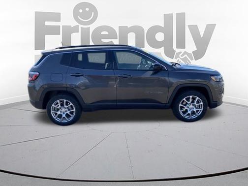 Granite Crystal Metallic Clearcoat 2023 Jeep Compass Latitude Lux