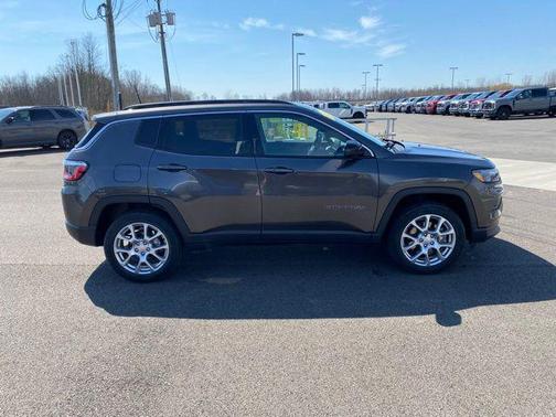 Granite Crystal Metallic Clearcoat 2023 Jeep Compass Latitude Lux