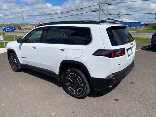 Bright White Clearcoat 2026 Jeep Cherokee Laredo