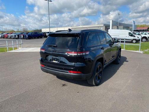 Diamond Black Crystal Pearlcoat 2023 Jeep Grand Cherokee Limited