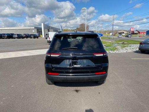 Diamond Black Crystal Pearlcoat 2023 Jeep Grand Cherokee Limited
