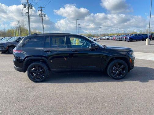 Diamond Black Crystal Pearlcoat 2023 Jeep Grand Cherokee Limited