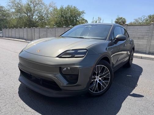 Aventurine Green Metallic 2025 Porsche Macan