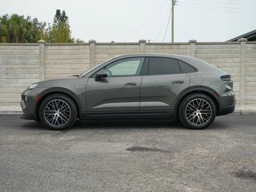 Aventurine Green Metallic 2025 Porsche Macan