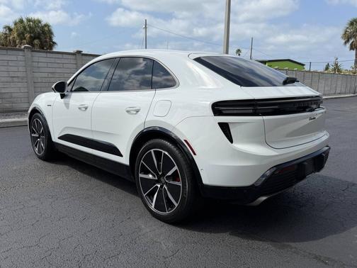White 2024 Porsche Macan