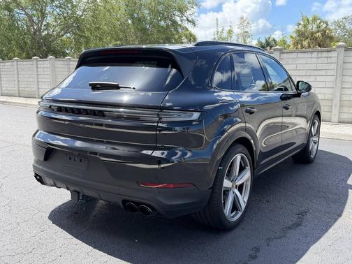 Chromitblack Metallic 2024 Porsche Cayenne