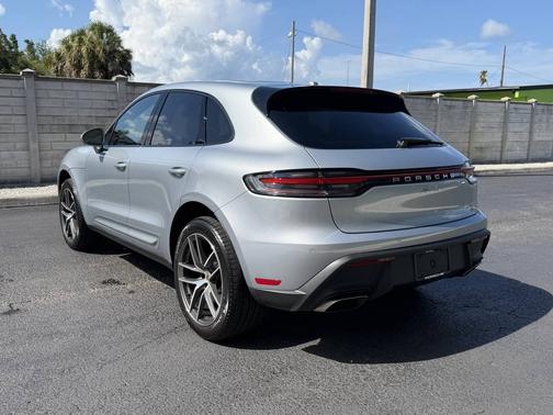 Dolomite Silver Metallic 2026 Porsche Macan