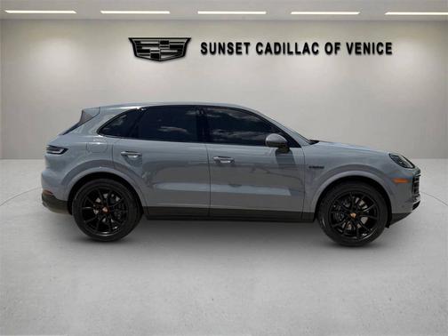 Arctic Grey 2025 Porsche Cayenne