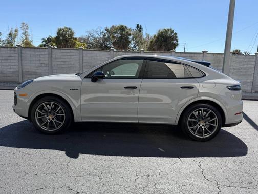 2022 Porsche Cayenne 