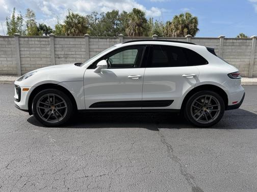 Carrara White Metallic 2025 Porsche Macan
