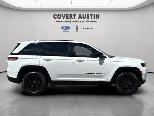 Bright White Clearcoat 2024 Jeep Grand Cherokee Laredo