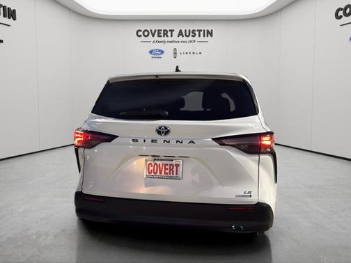 2024 Toyota Sienna LE 8 PASSENGER