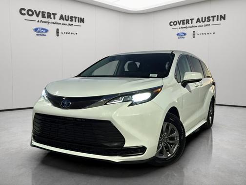 2024 Toyota Sienna LE 8 PASSENGER