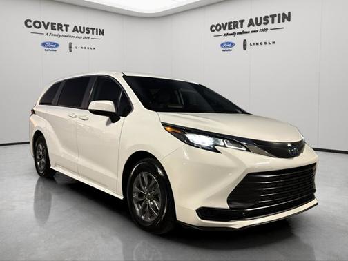 2024 Toyota Sienna LE 8 PASSENGER