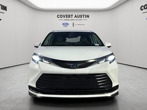 2024 Toyota Sienna LE 8 PASSENGER