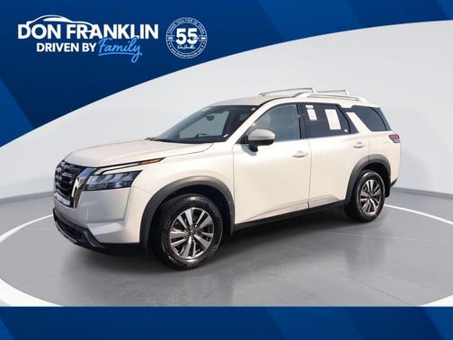 White 2023 Nissan Pathfinder SL