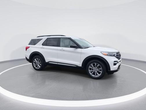 Star White 2023 Ford Explorer XLT