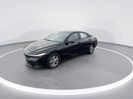 Black 2024 Hyundai ELANTRA SE