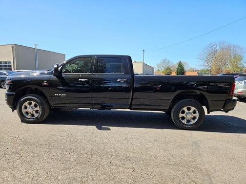 Diamond Black Crystal Pearlcoat 2026 RAM 3500 Big Horn Crew Cab 4x4 8' Box