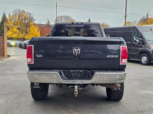 2017 RAM 3500 Laramie Crew Cab 4x4 8' Box