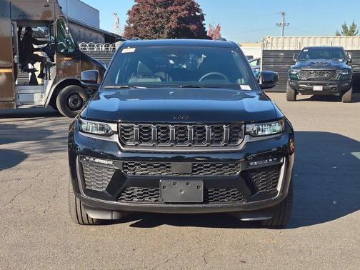 High Gloss Black 2027 Jeep Grand Cherokee Limited