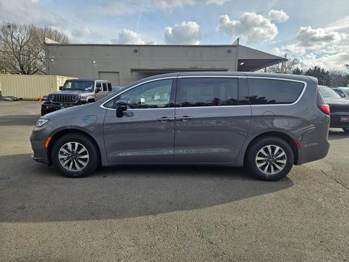 2025 Chrysler Pacifica Hybrid Select