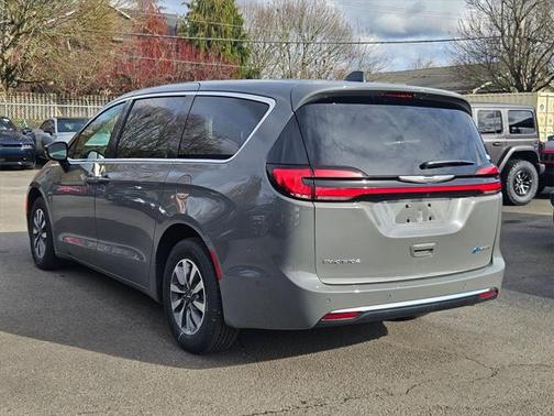 2025 Chrysler Pacifica Hybrid Select