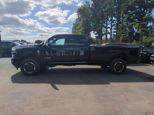 Diamond Black Crystal Pearlcoat 2026 RAM 2500 Laramie Crew Cab 4x4 8' Box