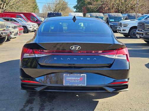 2022 Hyundai ELANTRA SE