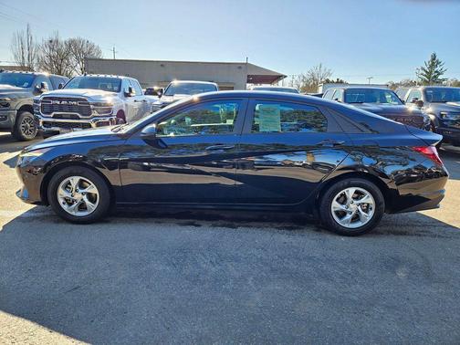 2022 Hyundai ELANTRA SE