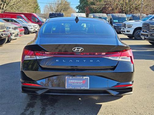2022 Hyundai ELANTRA SE