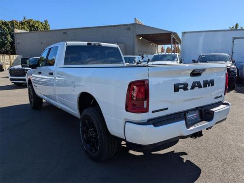 2025 RAM 3500 Big Horn Crew Cab 4x4 8' Box