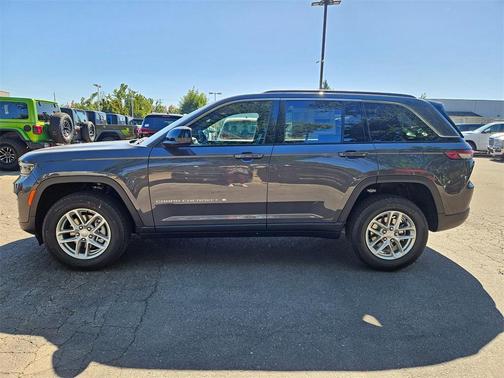2025 Jeep Grand Cherokee Laredo