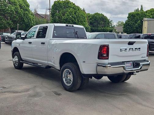 Bright White Clearcoat 2026 RAM 3500 Tradesman Crew Cab 4x4 8' Box