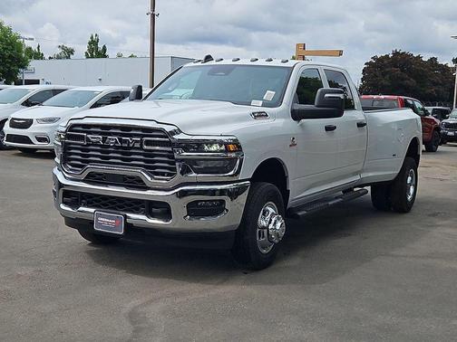 Bright White Clearcoat 2026 RAM 3500 Tradesman Crew Cab 4x4 8' Box